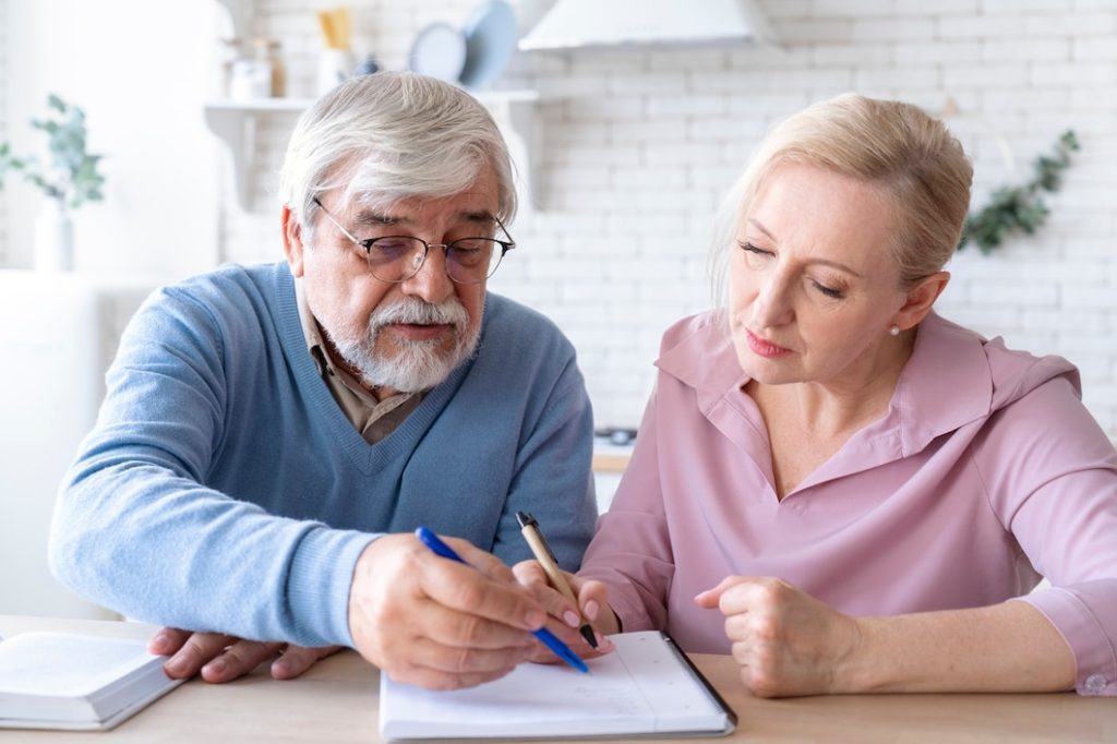 senior-couple-while-learning